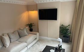 Newly Refurbished Apartment, Near Station & River